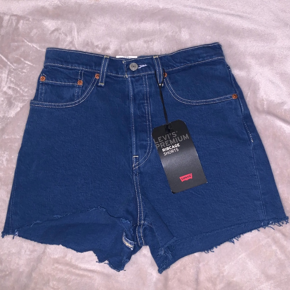 Levi’s Premium Ribcage Shorts - Picture 2 of 5